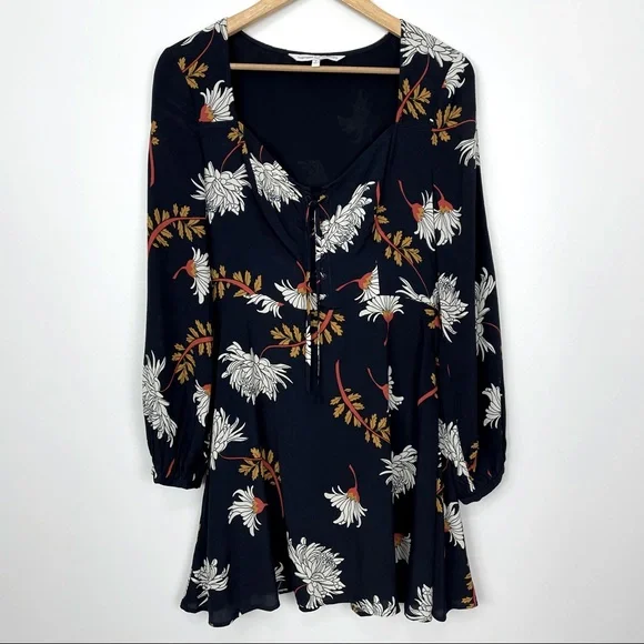 Cupcakes and Cashmere London Dress Size Small // Navy Floral Print Lace - Picture 4 of 8